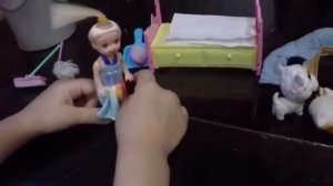 Алиса и Катя играют с куклами Барби