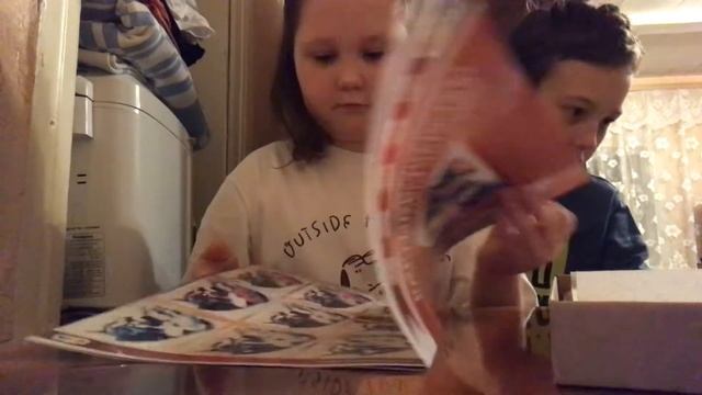 Что подставили под дверь? Какая-то коробка 📦 смотреть онлайн