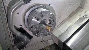 Растачиваю эпоксидку с микросхемами на ЧПУ.