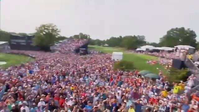 Tiger Woods puts up a brave fight смотреть онлайн