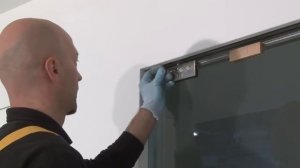 Установка стеклянной двери 8-10 мм при помощи аксессуаров Vitro и скоб в пенал Syntesis