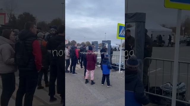 На выставку возле Мармелада в 17:55 перестали всех пускать, хотя заявляли время работы до 19:00.