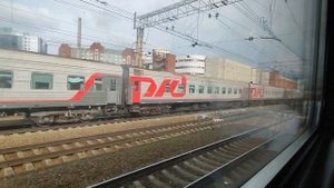 Электровоз ЭП2К с пассажирским поездом №082И прибывает на станцию Новосибирск-главный