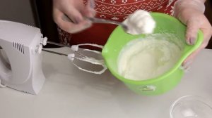 Романтический десерт. Чернослив фаршированный грецкими орехами со сливками.