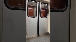 Просто открываются и закрываются двери вагона в метро