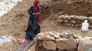 "Generosity next to the mysterious spring: the support of the cameraman to the nomadic orphan famil