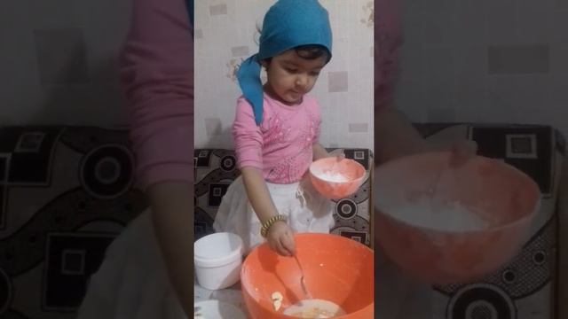 Исмира (3года)готовит  быстрое печенье смотреть онлайн