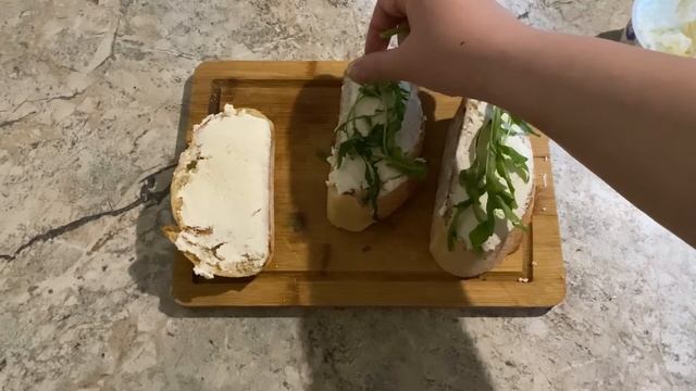 Брускетта с редисом и рукколой. Летняя закуска. Быстро и просто смотреть онлайн