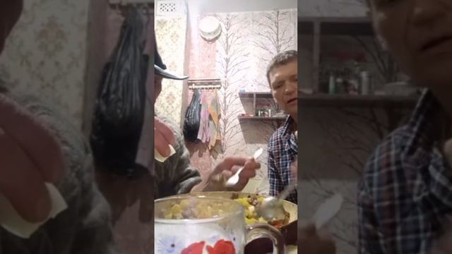 ЛУЧШИЙ УЖИН С ЛУЧШИМ ДРУГОМ! ОЛЕГ МОНГОЛ СЧАСТЛИВЫЙ!