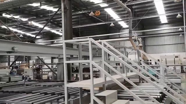 Линия форматной обрезки и 4-х стороннего кромления дверей с механизацией. смотреть онлайн