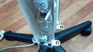 Мигают бактерицидные лампы в передвижном облучателе.