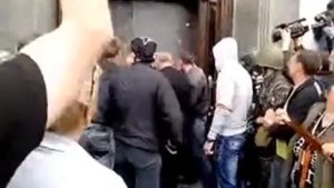 Луганск 29 04 2014 ОГА Штурм Взлом дверей