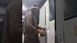 Установка  дверей на туалет часть 3