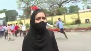 Brave Muslim Girl entering her college wearing hijab through the heckling Hindutva terrorists 2022