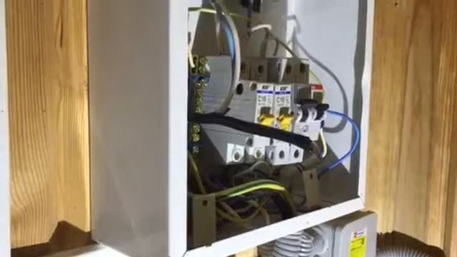 droping water from wire under high voltage . Капающая вода из провода под высоким напряжением в эле смотреть онлайн