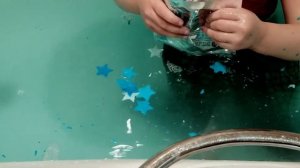 Звёзды. Конфетти. Бомбочка для ванн. Настя играет с бомбочками для ванн.