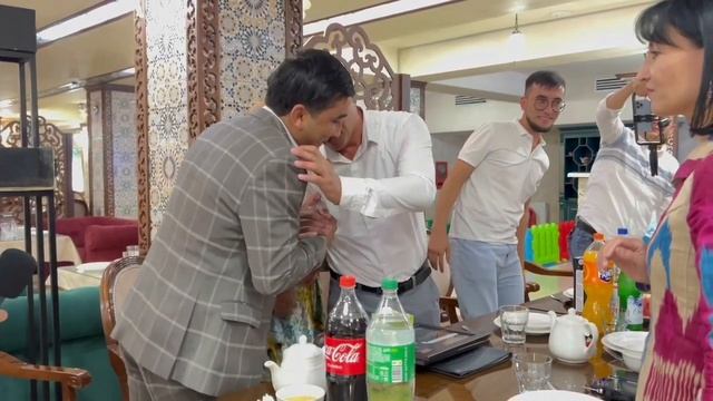 Умра Цена 2023 AYAT TOUR: Valijon Shamsiyev shogirdi ota-onasiga Umra yo'llanmasini sovg'a qoldi.