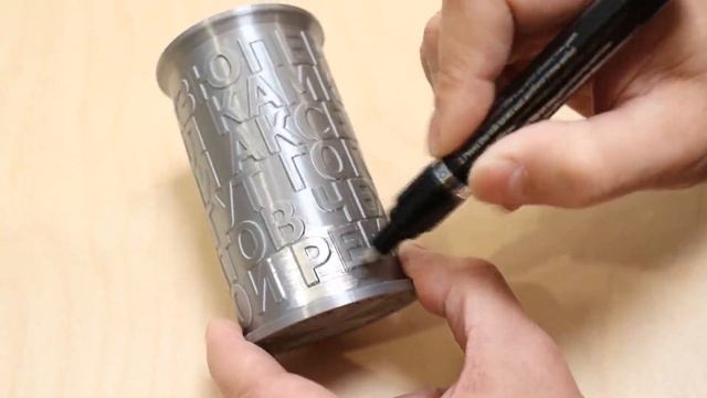 Mirror marker on 3d printed pencilholder. Зеркальный маркер на стакане, распечатанном на 3д принтер