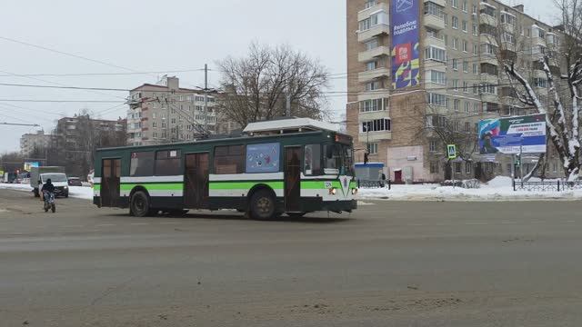 Троллейбусы ЗиУ-682КР Иваново в Подольске выезжают на проспект Кирова (23.01.2024)