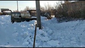 УАЗ по глубокому снегу.