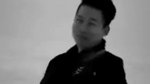 Кореец поет песню про корейскую кухню