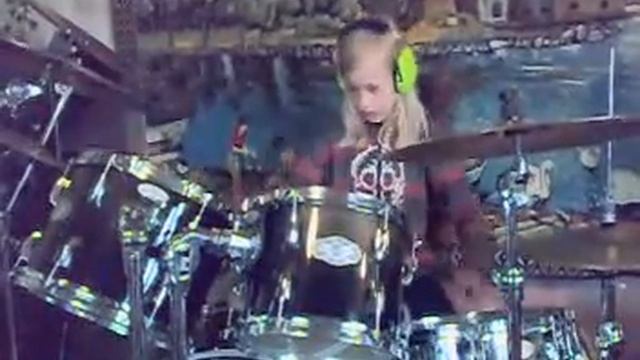 Kid drumming Iron Maiden - Wicker Man from album Brave New World смотреть онлайн