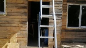 Строительство дома в лесу, установили окна