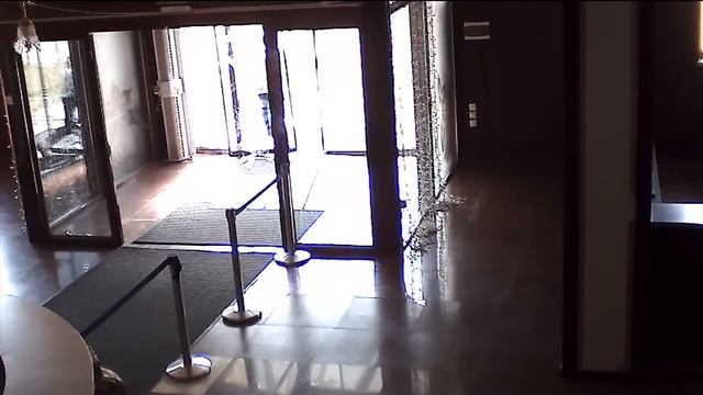 iron man прошел сквозь автоматическую дверь смотреть онлайн