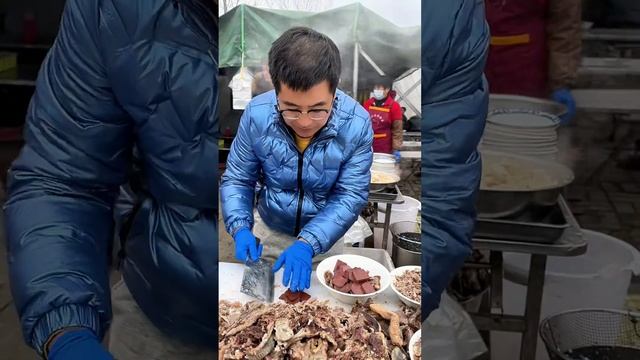 科班出品：大锅羊肉汤，这个顾客气质蛋里蛋气的#科班吃货 #舌尖上的味道 #地方特色美食 #农村大集人间烟火气