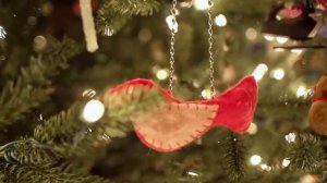 "Много на елочке шариков цветных"