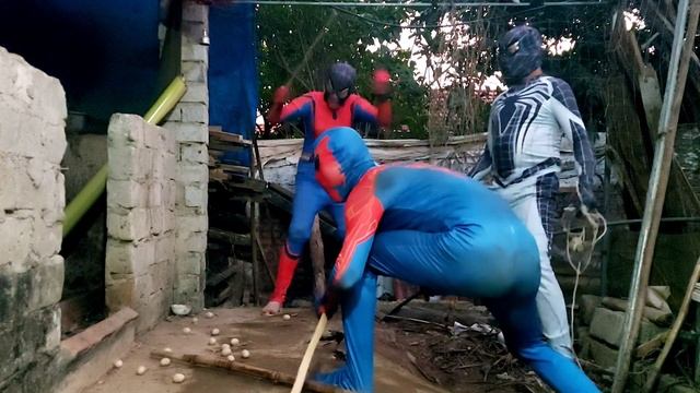 3 Brave Spider-Man Superheroes confront the 2-horned mutant horror monster смотреть онлайн