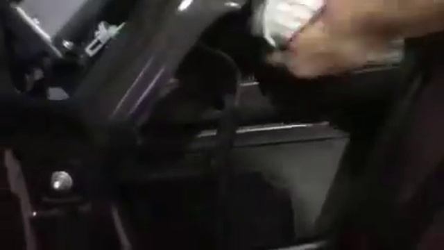 Звуковой волне гораздо легче пройти через тонкий металл двери в автомобиле Лада Ларгус