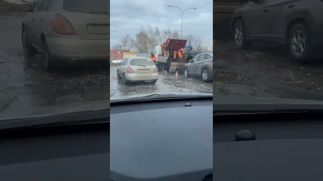 Кто-то знаком с технологией укладки асфальта? Можно в воду/лужу его укладывать?