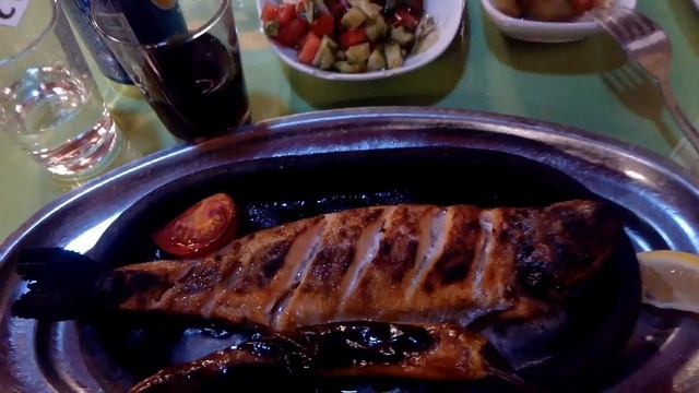 Подавали рыбу, которая ещё минут пять на столе без огня жарилась смотреть онлайн