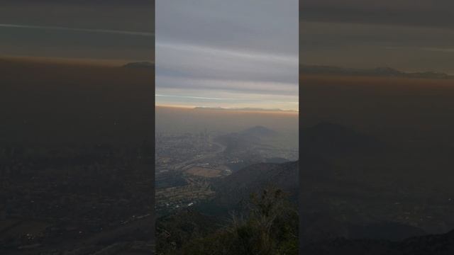 Заходящее солнце подсветило смог над Сантьяго. Гора Cerro Manquehue.Чили. #travel #mountains #hiking