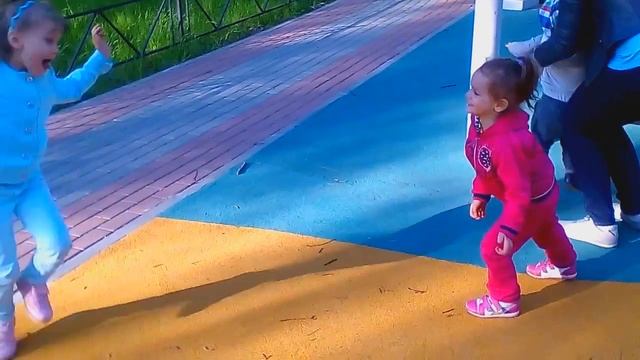 15.05.2015 Василиса и девочка 6 лет на площадке смотреть онлайн