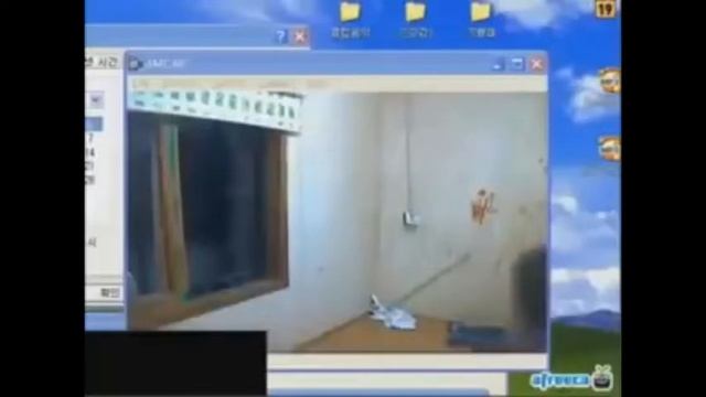 Crazy man shatters window with chair смотреть онлайн