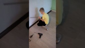 Как прикрутить плинтус с учётом двери и наличника. Справится даже ребёнок.
