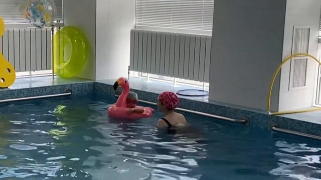 Лиза, она же Бетти с пупсами Борей и Левой купается. Лиза в бассейне, ныряет, плавает кролем. смотреть онлайн