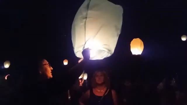 Фаберлик Запускаем с берега океана фонарики желаний в небо /Шри-Ланка смотреть онлайн