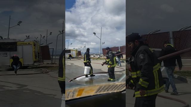 Пожарные моют автомобили за деньги в городе Пунта Аренас. Чили.