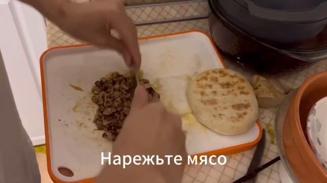 Фирменное блюдо китайской кухни - производство гамбургеров