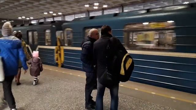 Вагон приехал дверь окно стеклянное смотреть онлайн