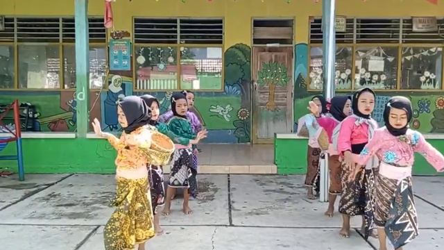 Gerak lagu Dolanan Mbok jamu смотреть онлайн