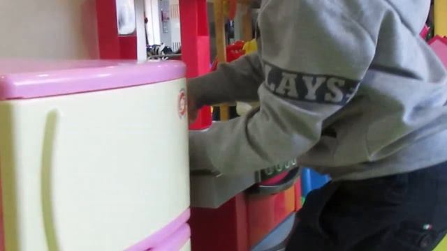 Обзор игрушек, Максим играет игрушечной кухней, видео для детей смотреть онлайн