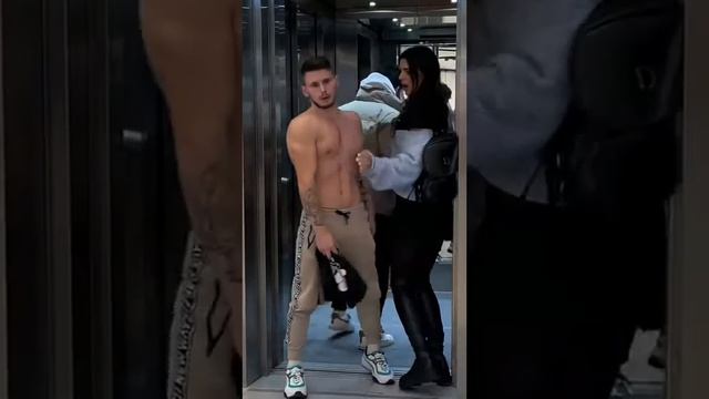 GIRL CHEATED on her BOYFRIEND  in the ELEVATOR ДЕВУШКА ИЗМЕНИЛА ПАРНЮ  прямо в лифте480P смотреть онлайн