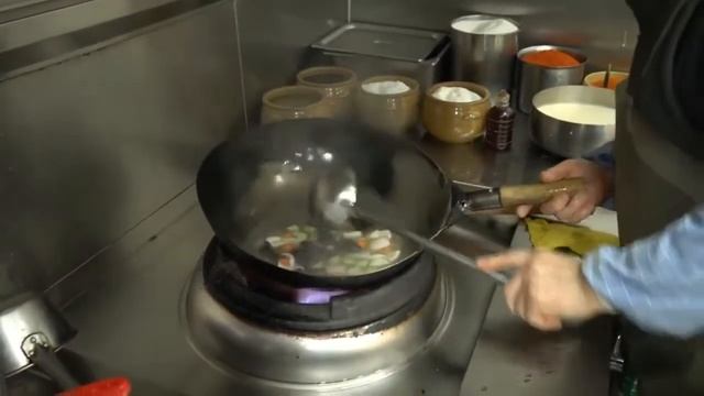 Корейская уличная еда - Жареная свинина смотреть онлайн