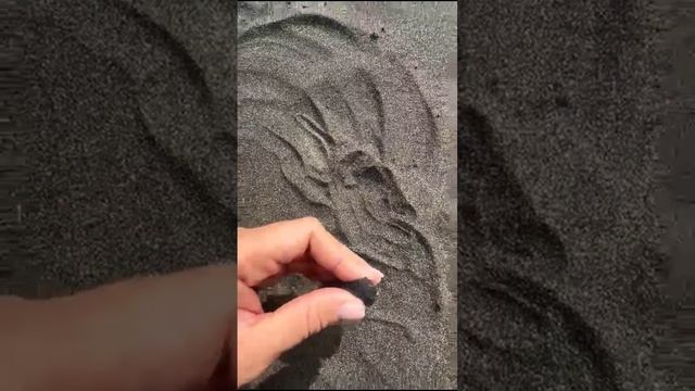 Вулканический песок на пляже Черные пески в Сахалинской области отлично магнитится