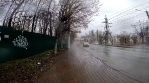 Поездка на электровелосипеде в дождливый день (4К видео).