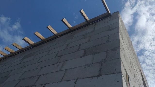 Строим дом. Часть 83. Деревянные работы по стропилам под утеплитель. смотреть онлайн